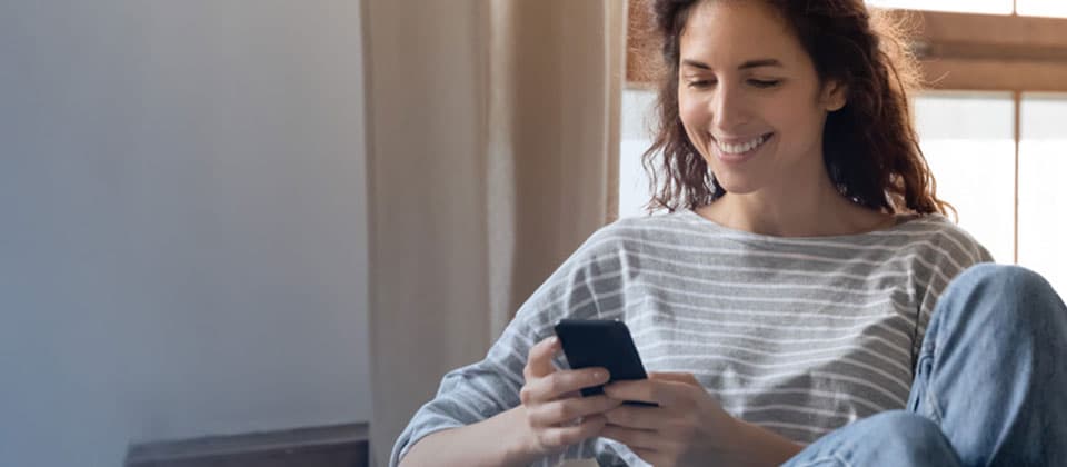 Una persona pidiendo un turno online con su telefono